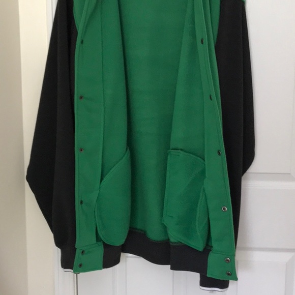 Royal Blue - Men’s Green and Black Snapped Down Jacket. 100% Polyester. Size 5XL - Picture 11 of 13